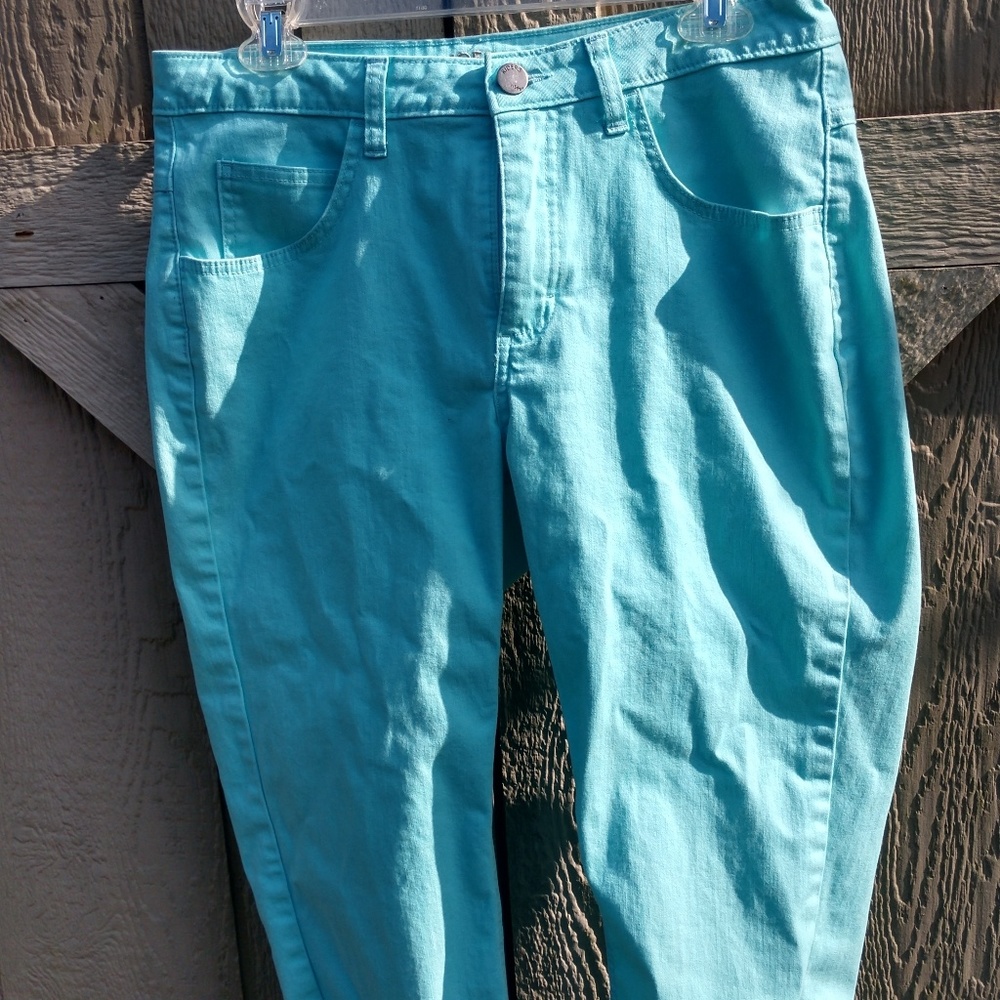 Lee Rider light turquoise Capri pants
